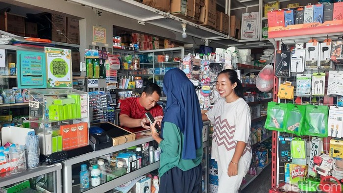 Saefi, agen BRILink Pulau Panggang.