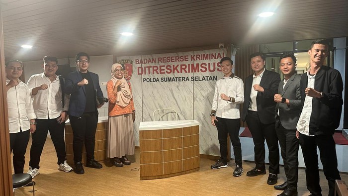 Saksi dan pelapor dari Ryan Gumay Lawfirm usai diperiksa Polda Sumsel