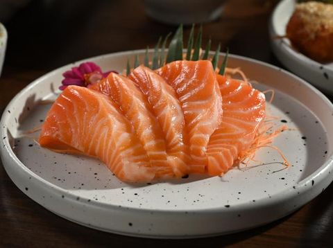 Salmon Sushi Bukan Asli Jepang, Ternyata Diperkenalkan oleh Negara Ini