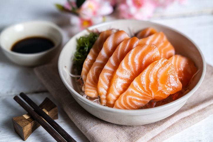 Salmon Sushi Bukan Asli Jepang, Ternyata Diperkenalkan oleh Negara Ini