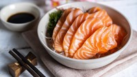 Cari sumber protein hewani? Salmon adalah jawaban tepat karena kaya asam lemak omega 3, protein, dan vitamin D. Rambut jadi tak mudah rontok dan kusam! Foto: Getty Images/PrathanChorruangsak Cari sumber protein hewani? Salmon adalah jawaban tepat karena kaya asam lemak omega 3, protein, dan vitamin D. Rambut jadi tak mudah rontok dan kusam! Foto: Getty Images/PrathanChorruangsak