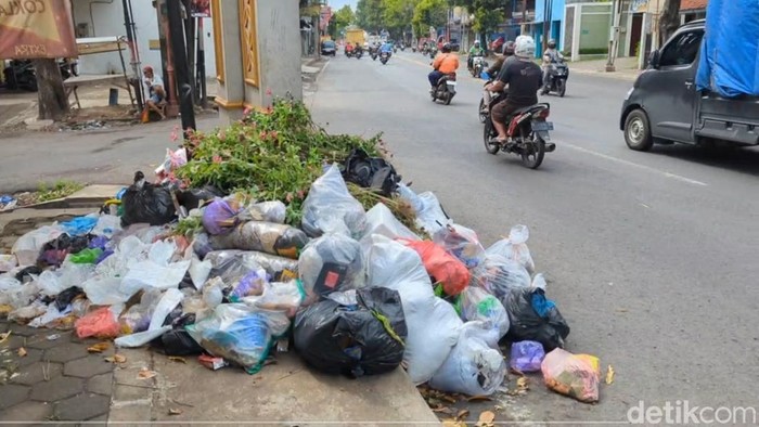 Tumpukan sampah di Jalan jenderal Sudirman kota Pekalongan tepatnya di dekat pintu Sapuro, Selasa siang (25/3/2025).