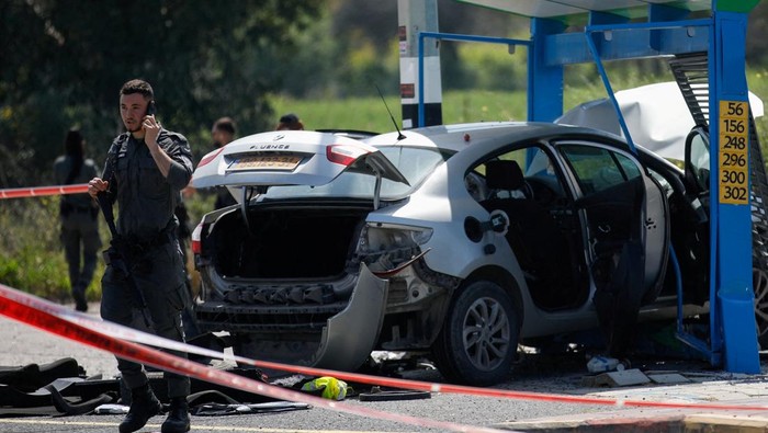 Satu Pemukim Tewas Dalam Serangan di Haifa Israel Israeli ZAKA volunteers collect soil to cover blood at the scene of a suspected shooting and car ramming attack near Yokneam Illit, northern Israel, March 24, 2025. REUTERS/Shir Torem TPX IMAGES OF THE DAY