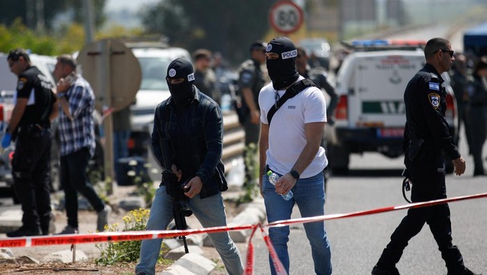 Israeli ZAKA volunteers collect soil to cover blood at the scene of a suspected shooting and car ramming attack near Yokneam Illit, northern Israel, March 24, 2025. REUTERS/Shir Torem     TPX IMAGES OF THE DAY