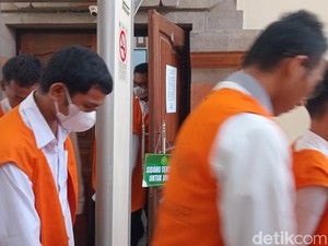 Curi Data-Jual Kartu SIM Ilegal, 12 Pemuda di Bali Dituntut Setahun Bui