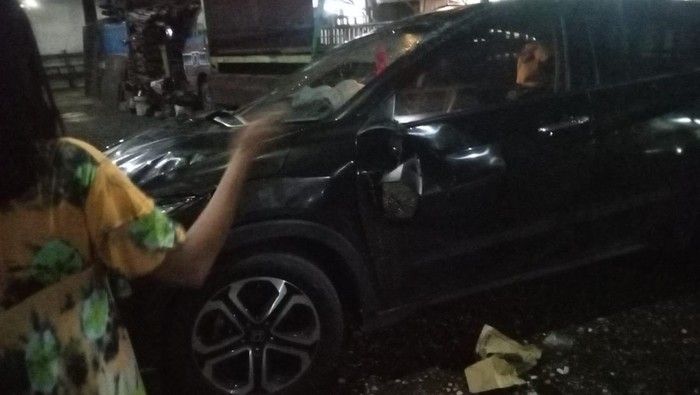 Sebuah video memperlihatkan mobil terbalik di pinggir Jalan Abdul Gani, Cilodong, Sukmajaya, Depok, menjadi tontonan warga viral di media sosial. (Dok istimewa).