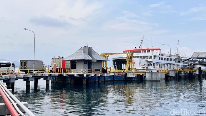 Sejumlah kendaraan bersiap masuk ke dalam kapal dari pelabuhan Ketapang untuk menyeberang ke Gilimanuk.