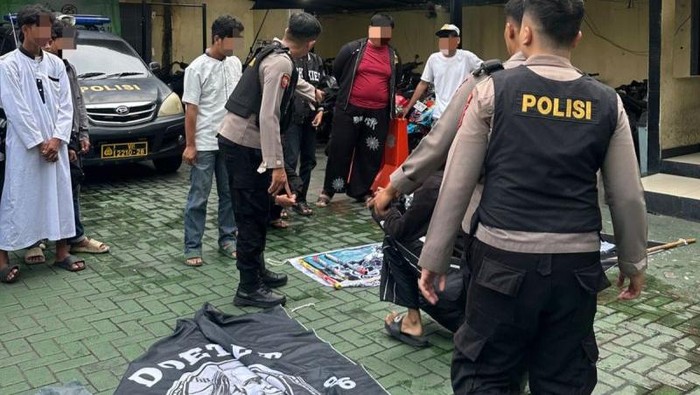 Sejumlah remaja dan bendera yang diamankan Polres Metro Jakpus di Jakarta, Senin (24/3/2025). (ANTARA/HO-Humas Polres Jakpus)