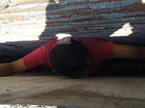 Pria Bantul Terjepit Celah Tembok Usai Perbaiki Pipa, Tim Damkar Evakuasi