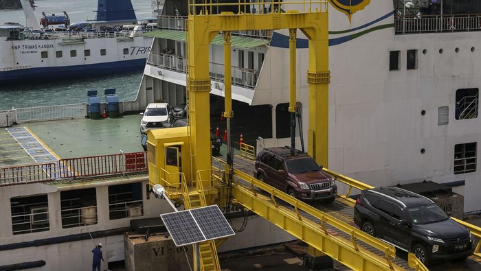 Sepekan Jelang Lebaran, 46.785 Orang Menyeberang ke Sumatera Lewat Merak Sejumlah kendaraan keluar dari kapal saat bersandar di Pelabuhan Merak, Kota Cilegon, Banten, Selasa (25/3/2025). Berdasarkan data posko Merak periode 24 Maret 2025, total penumpang yang menyeberang dari Jawa ke Sumatera pada H-7 Lebaran sebanyak 46.785 orang atau naik sebesar 6 persen dibandingkan periode yang sama tahun sebelumnya, sementara total seluruh kendaraan yang telah menyeberang sebanyak 7.967 unit atau turun sebesar 23 persen. ANTARA FOTO/Angga Budhiyanto/Spt.