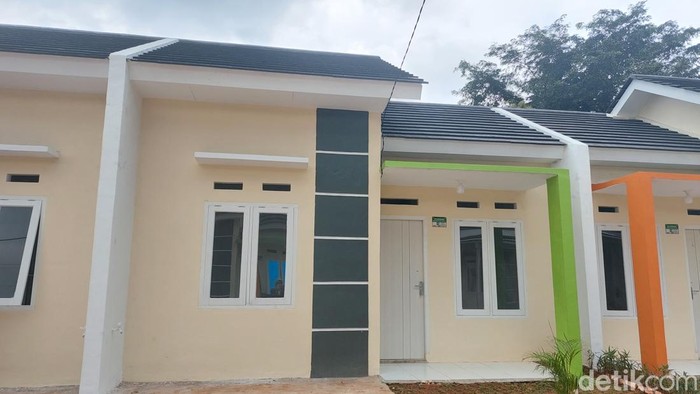 Serah terima kunci rumah untuk guru di Cileungsi, Bogor, Jawa Barat