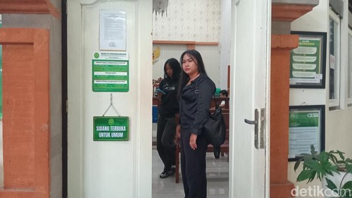 Shillea Olimpia Melyta seusai menjalani sidang di PN Denpasar, Selasa (25/3/2025). (Foto: Aryo Mahendro/detikBali)
