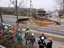 Horor Lubang Menganga di Korsel Renggut Nyawa Pemotor
