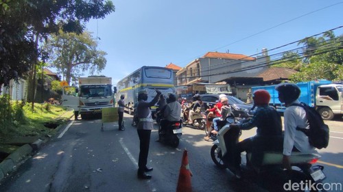 Situasi arus lalu lintas di Jalan Ahmad Yani, Desa Abiantuwung, Kecamatan Kediri, Tabanan, terpantau macet, Selasa (25/3/2025).