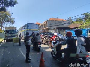 Truk Tronton Terperosok, Jalur Denpasar-Gilimanuk Macet 2 Kilometer