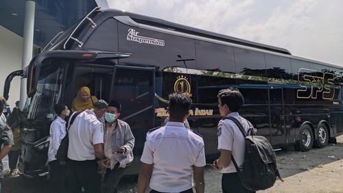 Sleeper bus dari Perusahaan Otobus (PO) New Surabaya Indah menjemput penumpang untuk mudik jelang Idul Fitri di Terminal Tipe A Mandalika, Mataram, Senin (24/3/2025). (Ahmad Viqi/detikBali)