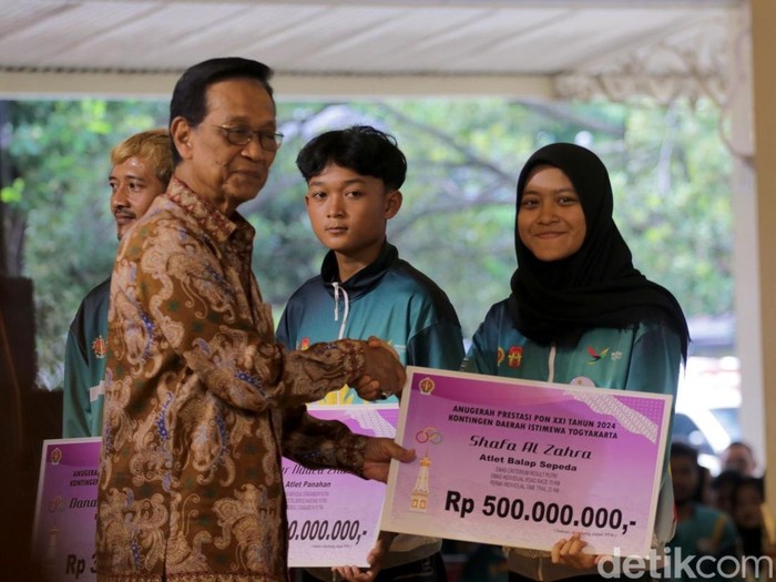 Sri Sultan Hamengku Buwono X menyerahkan bonus ke kontingen DIY di PON dan Peparnas 2024 di Bangsal Kepatihan, Kota Jogja, Selasa (25/3/2025).