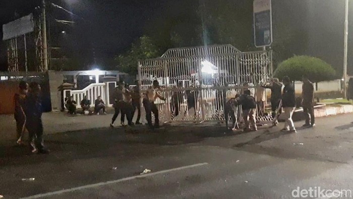Suasana pascademo ricuh di Karawang.