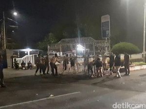 Demo Tolak UU TNI di Karawang Sempat Memanas, Massa Dibubarkan Paksa