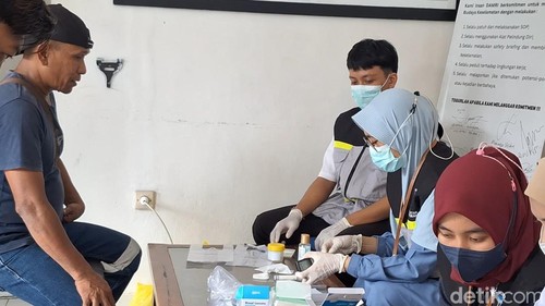 Suasana pengecekan kesehatan gratis pada puluhan sopir bus di Perum Damri Cabang Mataram, Selasa (25/3/2025). (Nathea Citra/detikBali)