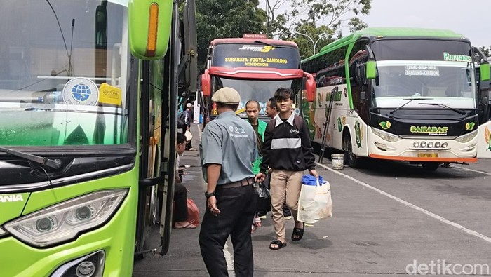 Suasana Terminal Cicaheum Bandung