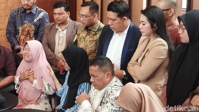 Tangis kakak pecah saat menceritakan adiknya, Kapolsek Negara Batin AKP Anumerta Lusiyanto, menjadi korban tewas saat menggerebek tempat sabung ayam di Lampung. (Fawdi/detikcom).