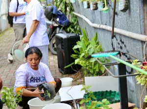 Peduli Sosial, Taspen Bagi 100 Paket Sembako-Perlengkapan Musala di Solo