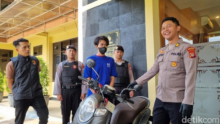 Jumpa pers kasus pria Bantul yang mencekik dan menyimpan mayat pacarnya hingga jadi kerangka di Mapolres Bantul, Selasa (25/3/2025).