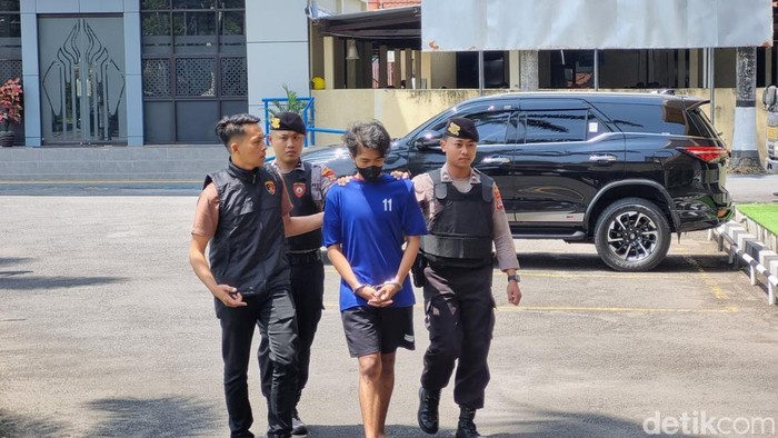 Tersangka pembunuhan pacar dan menyimpan mayatnya di rumah, MRR (24) saat dihadirkan dalam jumpa pers Polres Bantul, Selasa (25/3/2025).