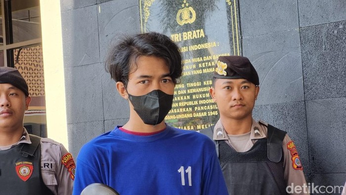 Tersangka pembunuhan pacar dan menyimpan mayatnya di rumah, MRR (24) saat dihadirkan dalam jumpa pers Polres Bantul, Selasa (25/3/2025).