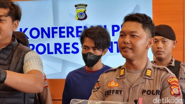 Tersangka pembunuhan pacar dengan cara dicekik dan menyimpan kerangkanya di rumah, Muhammad Rafy Ramadhan (24) saat di Polres Bantul, Selasa (25/3/2025).