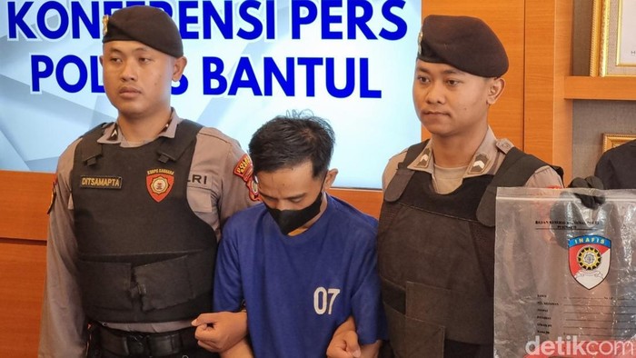 Tersangka perampokan dan pembunuhan driver online di Banguntapan, Bantul, Yoga Andry (30) saat dihadirkan di Polres Bantul, Selasa (25/3/2025).