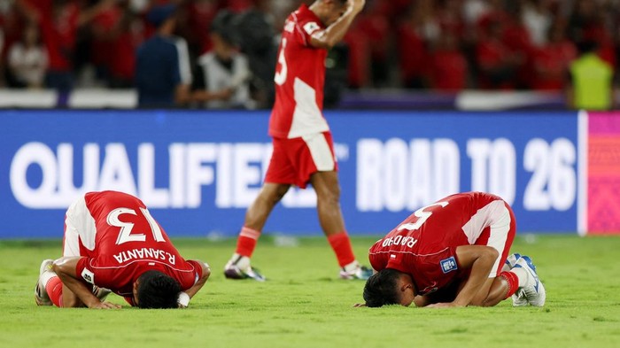 Soccer Football - World Cup - AFC Qualifiers - Third Round - Group C - Indonesia v Bahrain - Gelora Bung Karno Complex, Jakarta, Indonesia - March 25, 2025 Indonesias Rizky Ridho and Ramadhan Sananta celebrate after the match REUTERS/Ajeng Dinar Ulfiana