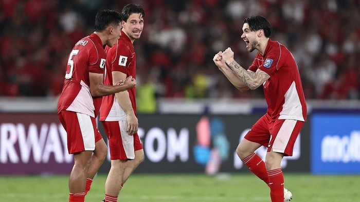 JAKARTA, INDONESIA - MARCH 25: (L-R) Rizky Ridho, Thom Haye and Kevin Diks of Indonesia celebrate after the teams 1-0 victory in  the FIFA World Cup qualifier Asian third round Group C match between Indonesia and Bahrain at Gelora Bung Karno Stadium on March 25, 2025 in Jakarta, Indonesia. (Photo by Robertus Pudyanto/Getty Images)
