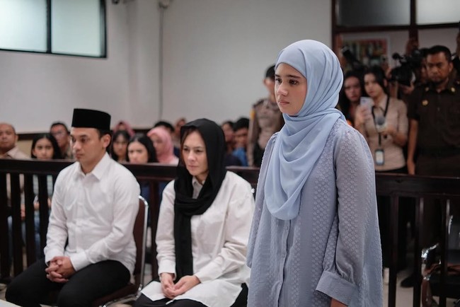Berakting menangis dengan setting di ruang sidang, kekasih Dul Jaelani ini terlihat memakai hijab dan tunik biru muda. Foto: Instagram/@tissabiani