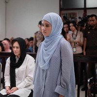 Berakting menangis dengan setting di ruang sidang, kekasih Dul Jaelani ini terlihat memakai hijab dan tunik biru muda. Foto: Instagram/@tissabiani