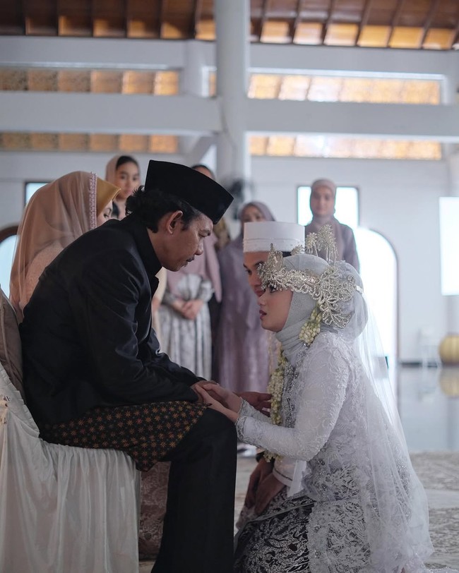 Dalam sebuah adegan pernikahan, Tissa tampak mengenakan kebaya putih berbahan lace dipadukan kain Batik. Kebaya dihiasi bros dan payet silver berkilauan. Foto: Instagram/@tissabiani