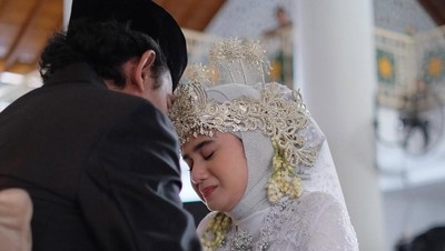 7 Gaya Tissa Biani Pakai Baju Pengantin Adat Sunda, Berlinang Air Mata