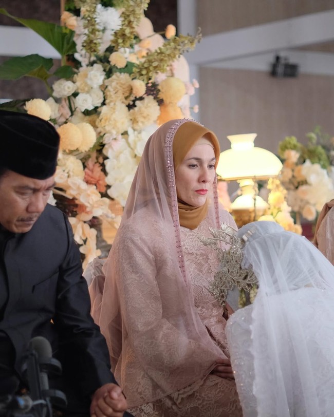 Dalam film tersebut, Tissa beradu akting dengan Wulan Guritno, memerankan ibu kandungnya yang berselingkuh dengan menantunya sendiri, dimainkan Deva Mahenra. Foto: Instagram/@tissabiani