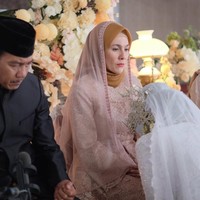 Dalam film tersebut, Tissa beradu akting dengan Wulan Guritno, memerankan ibu kandungnya yang berselingkuh dengan menantunya sendiri, dimainkan Deva Mahenra. Foto: Instagram/@tissabiani