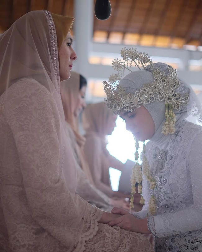 Aktris 22 tahun ini juga memakai penghias kepala khas pengantin Sunda, yang disebut siger berwarna keemasan. Ronce melati melengkapi penampilannya sebagai sang mempelai wanita. Foto: Instagram/@tissabiani