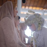Aktris 22 tahun ini juga memakai penghias kepala khas pengantin Sunda, yang disebut siger berwarna keemasan. Ronce melati melengkapi penampilannya sebagai sang mempelai wanita. Foto: Instagram/@tissabiani