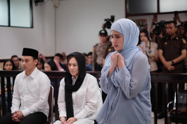 Selain tampil dengan busana pengantin dan full makeup, Tissa Biani terlihat tak memakai riasan tebal di adegan lainnya dalam film. Foto: Instagram/@tissabiani