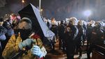 Polisi Anti Huru-hara Bubarkan Demo Penahanan Wali Kota Istanbul