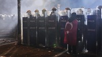 Ia ditangkap saat polisi Turki menggerebek rumah Imamoglu, dalam sebuah tindakan yang dikecam oleh partai oposisi utama CHP sebagai kudeta.