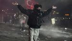 Polisi Anti Huru-hara Bubarkan Demo Penahanan Wali Kota Istanbul