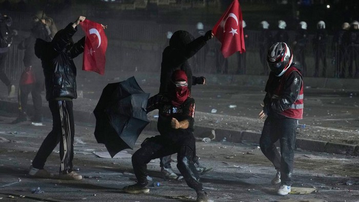 Turkey PoliticsaPolisi Anti Huru-hara Bubarkan Demo Penahanan Wali Kota Istanbul Anti riot police officers run after people in Istanbul, Turkey, Monday, March 24, 2025, during a protest after Istanbul's Mayor Ekrem Imamoglu was arrested and sent to prison. (AP Photo/Khalil Hamra)