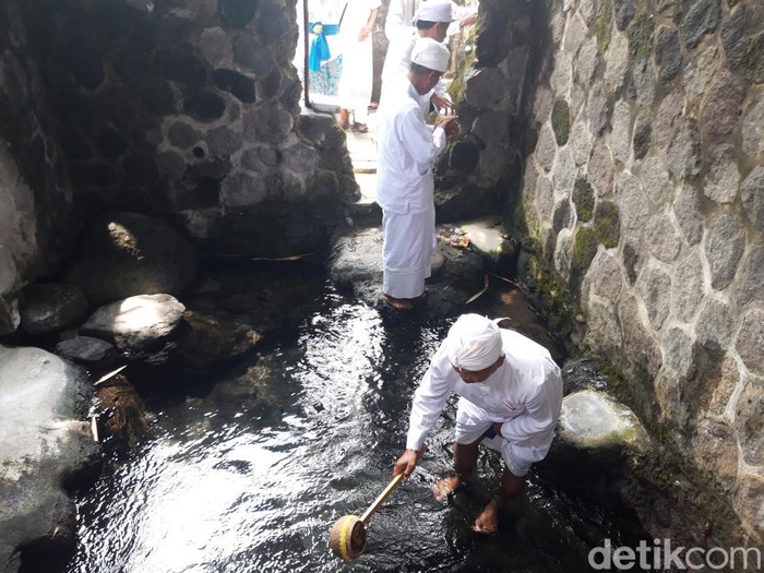 Umat Hindu di Kabupaten Boyolali menggelar upacara Melasti/Mendak jelang Hari Raya Nyepi di Umbul Siti Inggil, Banyudono, Selasa (25/3/2025).
