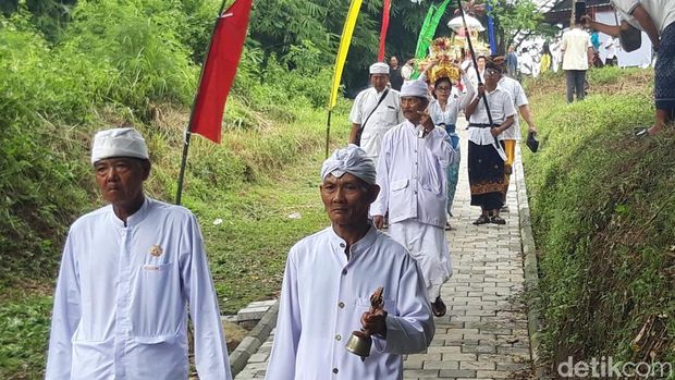 Umat Hindu di Kabupaten Boyolali menggelar upacara Melasti/Mendak jelang Hari Raya Nyepi di Umbul Siti Inggil, Banyudono, Selasa (25/3/2025).