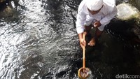Umat Hindu di Kabupaten Boyolali menggelar upacara Melasti/Mendak jelang Hari Raya Nyepi di Umbul Siti Inggil, Banyudono (Foto: Jarmaji/detikJateng)